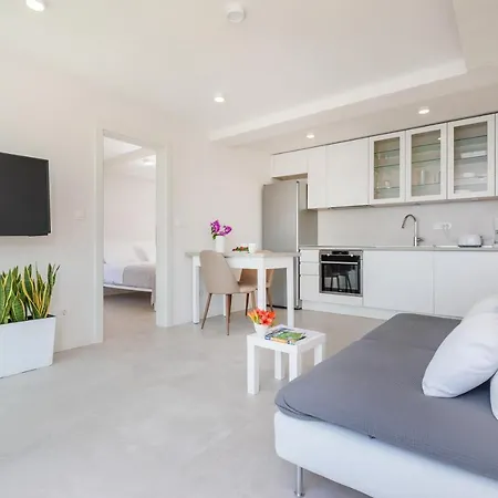 Elegant Seafront - Mila Apartment